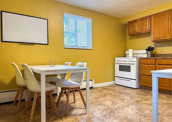 Apartment Sleeps 8 Charming 2 Bedroom With 5 Beds Wifi Pittsburgh